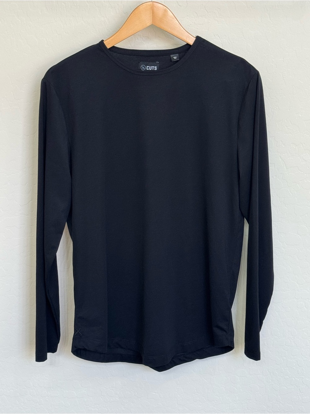 NWOT Cuts Clothing Men's AO Long Sleeve Curve-Hem Tee Black Size M